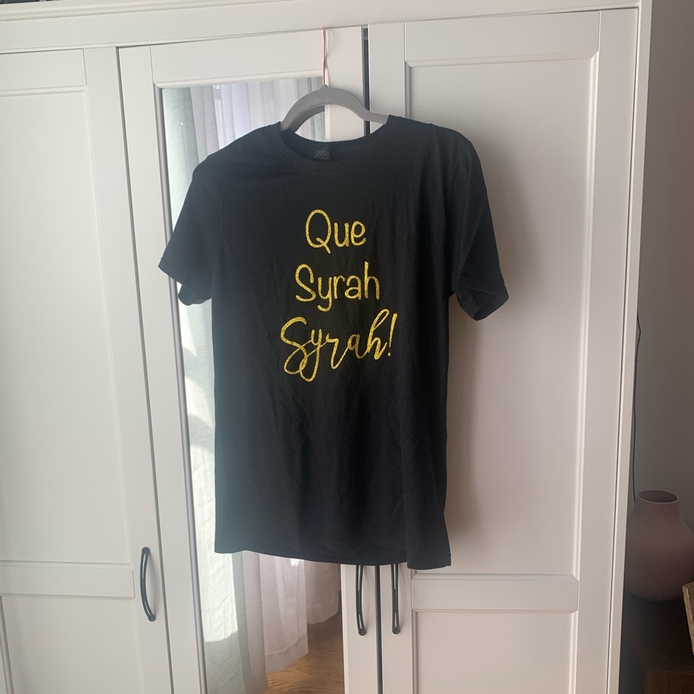 Que Syrah Syrah Black Tee Shirt